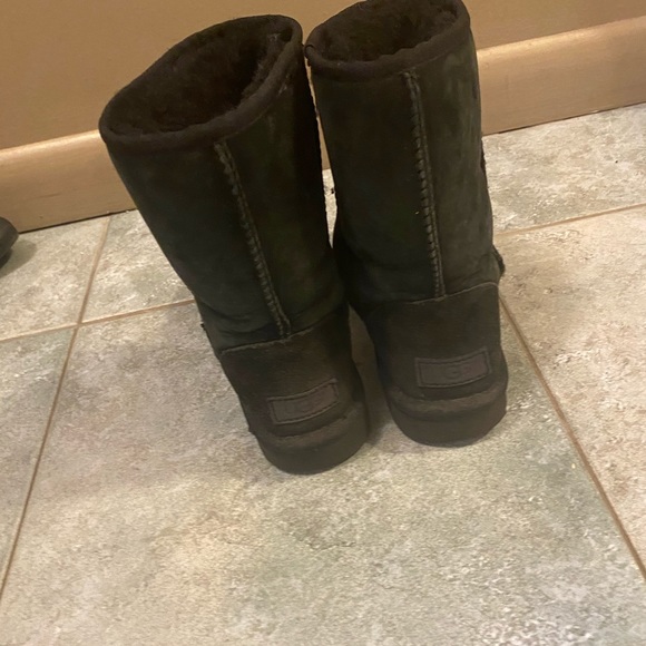 UGGS - Picture 3 of 5